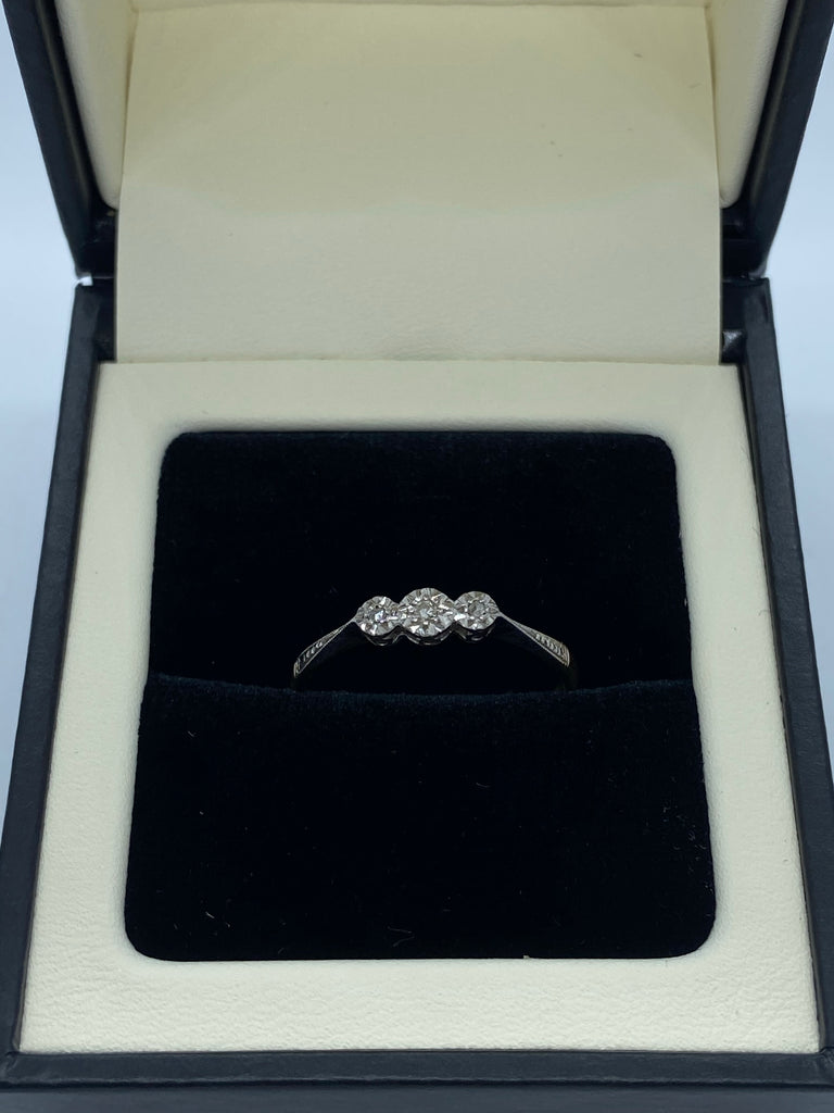 Three stone diamond ring 18ct gold