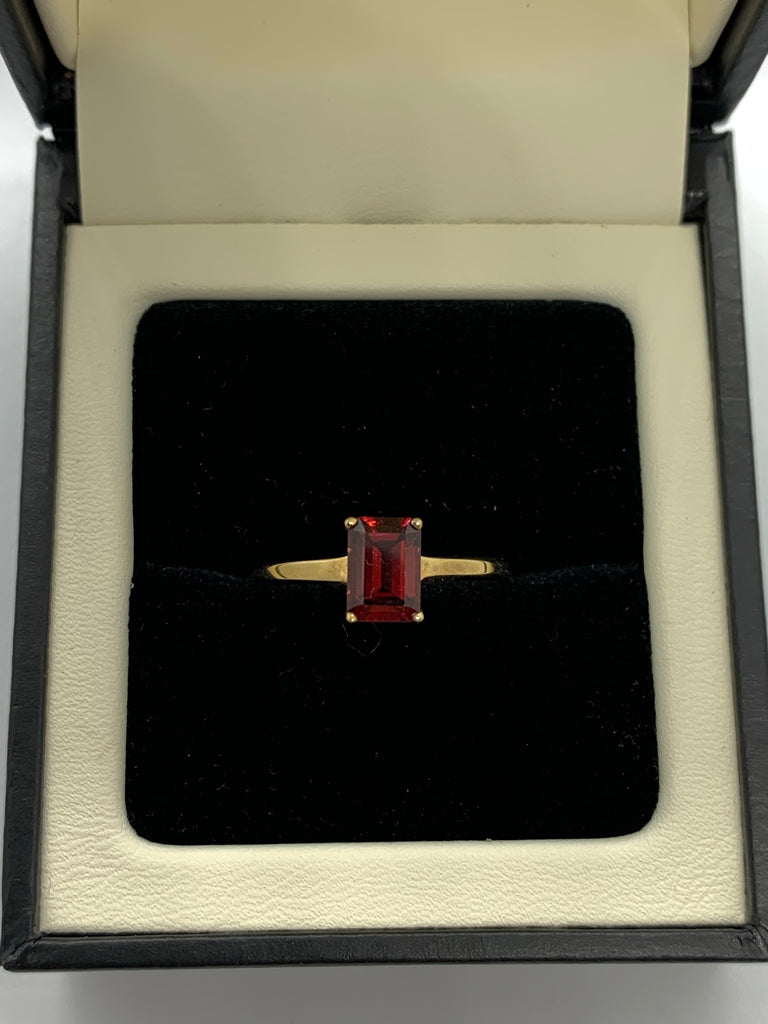Garnet single stone ring