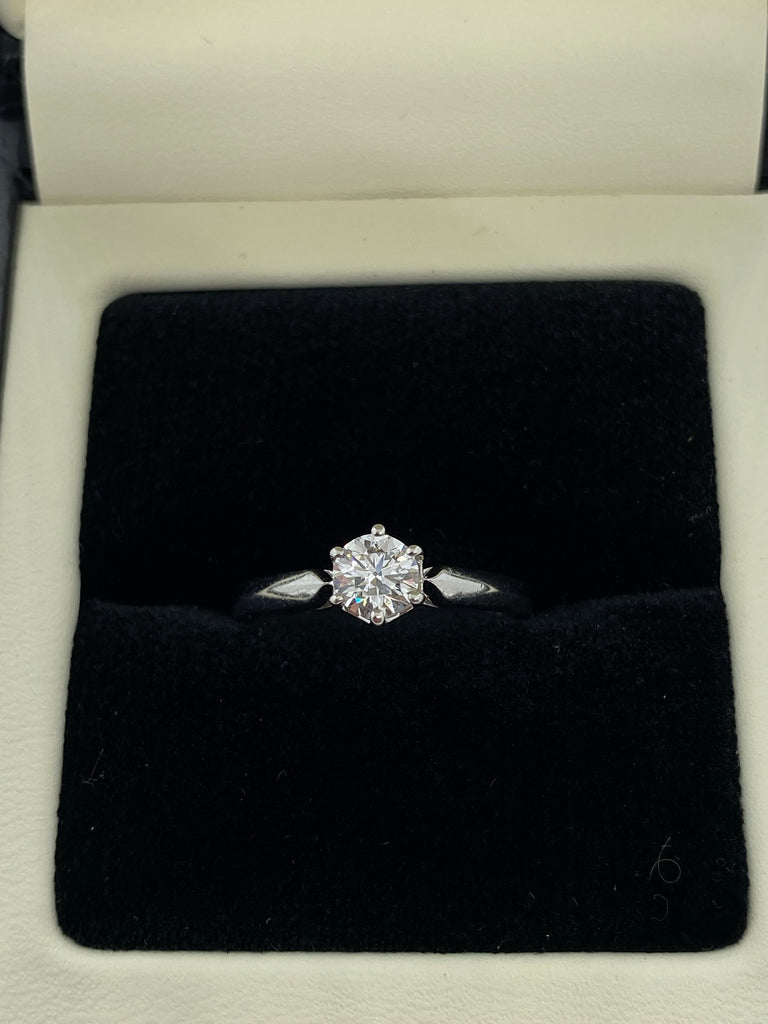 Single stone diamond ring platinum