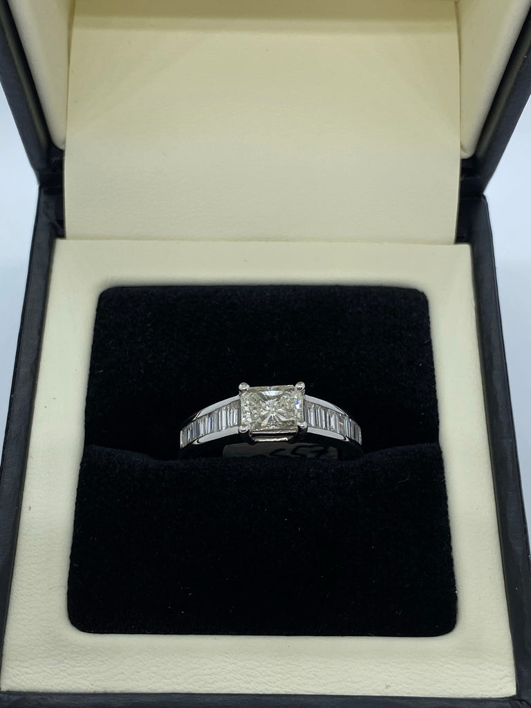 18ct white gold diamond ring