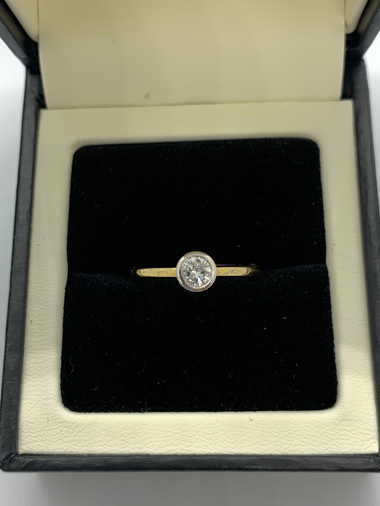 18ct single stone Diamond ring