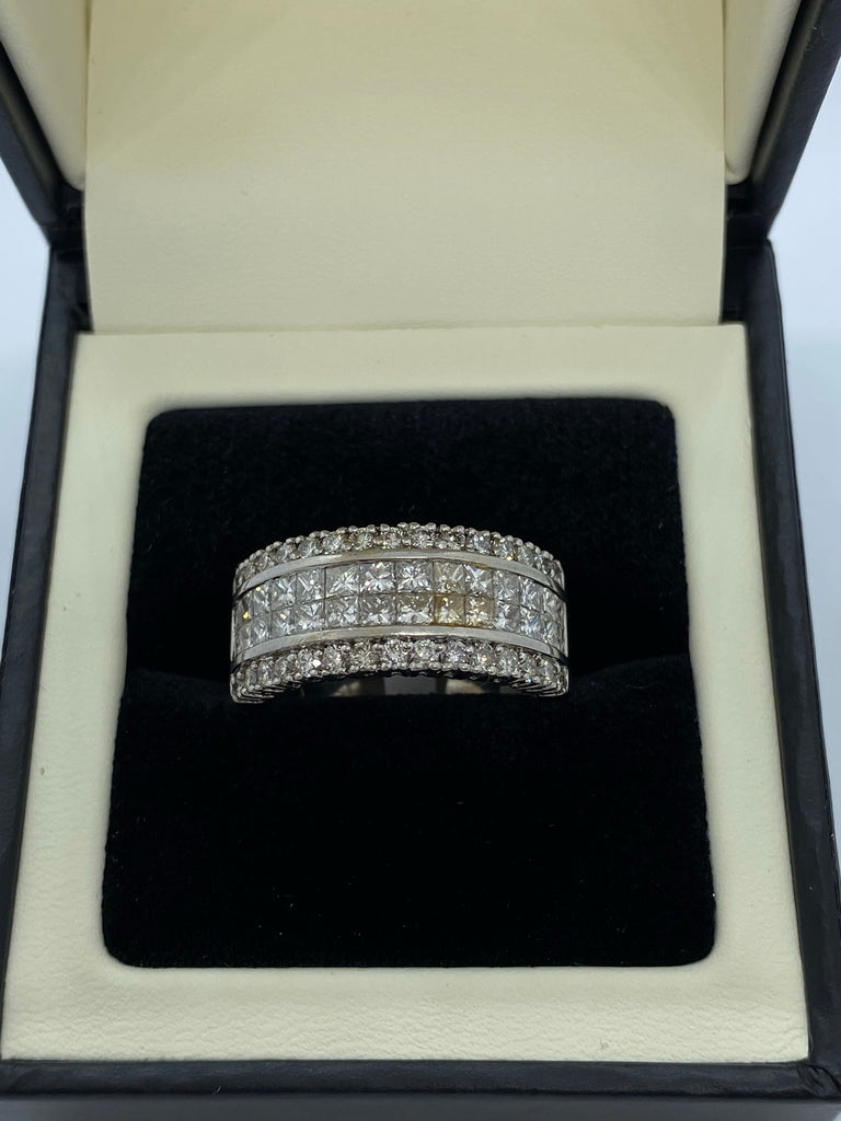 18ct White gold diamond ring